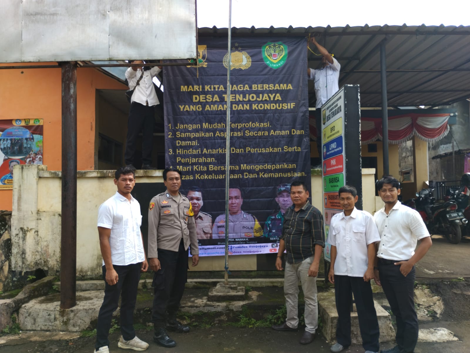 Pemerintah Desa Tenjojaya Bersama Bhabinkamtibmas Pasang Spanduk Himbauan Kondusifitas
